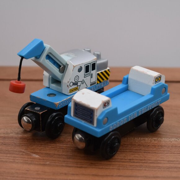 Ice Cargo Car and Ice Crane Car Sodor Delivery Thomas & Friends Wooden Railway - Picture 1 of 7